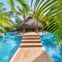 Tropical Haven - Luxury Apartment with Private Rooftop Pool and amazing pool view