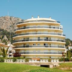 Beachfront Apartment in Estartit with Garden