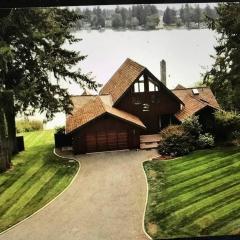 Beautiful Private Lake Lodge with Private Dock and Mountain Views