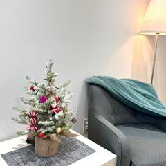 Cozy, brand-new, 2BDR,walkout apt, free parking