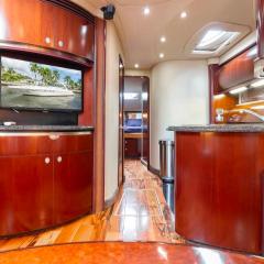 50 Ft Sea Ray yacht sleep 4 people