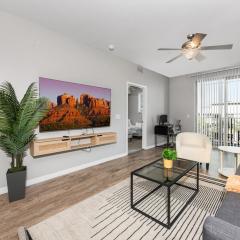 Snug 2BR-Spring Training! w Pool, Gym & Parking