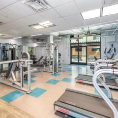 Modern 2BR-Spring Training! w Pool, Gym & Parking