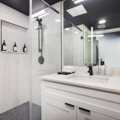 Stylish 1BR On Rvrwalk Gym and Parking Near Conv Ctr