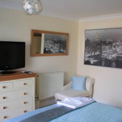 GuestReady - Relaxing Ensuite Room with Balcony