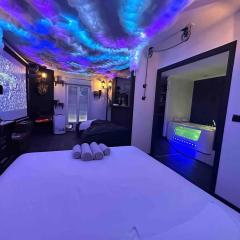 Apartment Cinema, Jacuzzi, Borne arcade