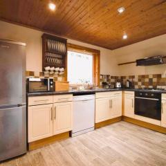 Lazy Bear Lodge with Hot Tub - Finlake Resort and Spa in Devon