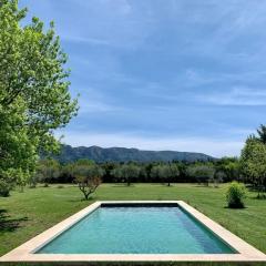 House with heated swimming pool and breathtaking views of the Luberon