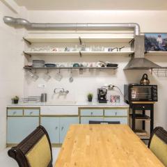 Spacious and bright apt in Eksarchia