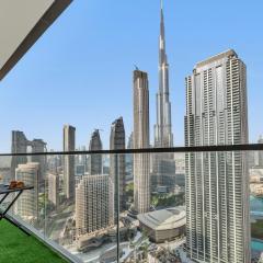 Luxury One Bedroom Apartment with Burj Khalifa View & Fountain View by Delujo Stays