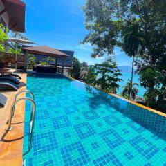 Aoyon Beach, a 5-bedroom Thai-style villa with stunning sea views, 50 meters direct beach access, free maid,