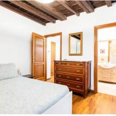 Piazza Farnese house