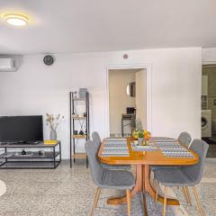 Comfy flat with large terrace, Fiber internet and private parking