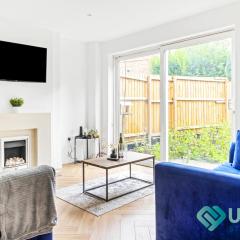 Ideal 4BR Home - Near City Hospital, Sherwood, Clinton Market, QMC & City Centre - Sleeps 8