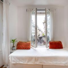 Cosy Apartment with 270 degrees view on Paris streets