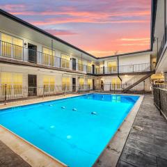 Fully Equipped 1BR with King Bed, Pool & Free Parking