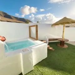 Bungalow Ahul Famara con pequeña piscina
