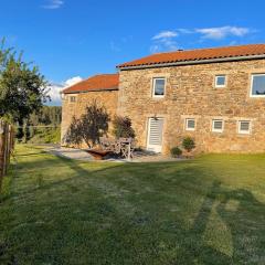 Ancienne ferme rénovée avec jardin privé, poêle à bois et terrasse - FR-1-582-44