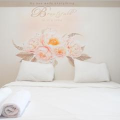 Luxurious Studio Room at Orchard Supermall Mansion Apartment By Travelio