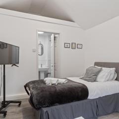 Studio Cottage With Shared Garden - 3Min to Bus Stop