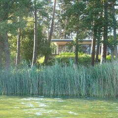 Luxus-Ferienhaus direkt am See, naturnaher Komfort in modernem Stil