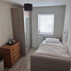 Private single bedroom in beautiful house