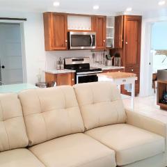 Romantic Secret Garden - Marble Floors & Bath DT Just 2 Blocks Beach Only 3 Miles