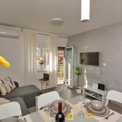 Lola - New, best located, elegant & super tidy