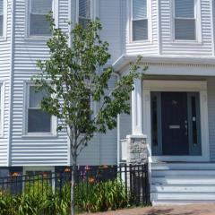 Peaceful Oasis on Munjoy Hill 1st flr 3BR parking