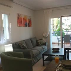 2 Bed Apt - Close To Beach - Pool - Balcony