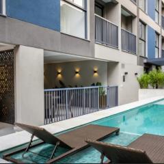 Apto moderno com miniquintal próprio e piscina