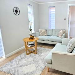 Milton Keynes 3BR,Spacious Home, Sleeps 5, Families Stay, Free Parking