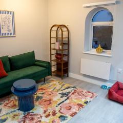 Modern 1-Bedroom Apartment in Slough with Parking