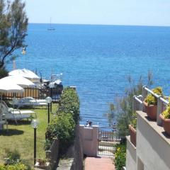 A 20 mt dal mare con ombrellone e sdraio in spiaggia