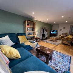 Dene Cottage - Perfect for 8 & Pets in Youlgrave - Pass the Keys