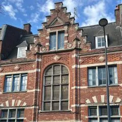 Equilibrium Family House by E