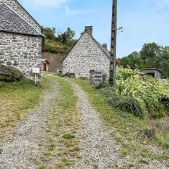 Maison de campagne spacieuse à Chastreix avec cheminée