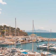200m de la plage ,3mn du port à 50m du centre ville