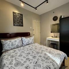HelloQC Cubao - Cosy Home w Pool Access nr Train & Bus Stns for 4pax