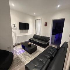 Large 6 Bed 6 Bathroom House - Ideal For Families, Large Groups, Contractors & Business Travellers