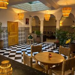 Riad dar lakbira