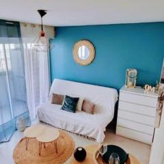 Charmant studio avec loggia vue mer