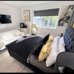 Canterbury Six Luxury Suites with Lounge Kitchen Hot Tub and Free Parking
