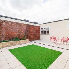 Modern 3-Bedroom 2-Bathroom Flat with Garden at Hanwell