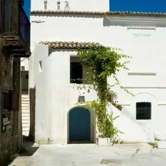 BORGO PETELIA, Casa Fazio, Antica piccola casa con loggia e scala esterna