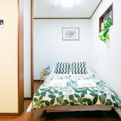 Shalom 鶴橋 市中心地铁口徒步10秒可到民宿 地铁6分钟直达难波 大阪3条地铁交汇处 30分钟直达奈良