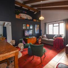Poseidon's Pad - Eclectic 2-bedroom apartment in trendy Muizenberg