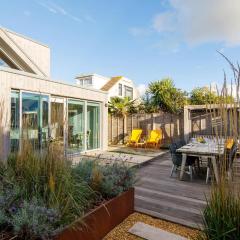 Insta-worthy 4br designer house 5 min to the beach