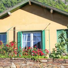 Maison accueillante à Bagnères-de-Luchon avec vue sur la montagne.b