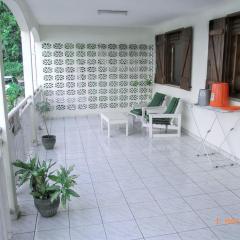 Maison vue mer à Petit-Bourg avec terrasse accueillante.